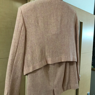 サーモンピンク　スーツの画像