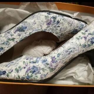 新品未使用／レースのブルー花柄パンプスの画像