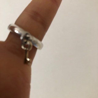 揺れる鍵が付いたリングの画像
