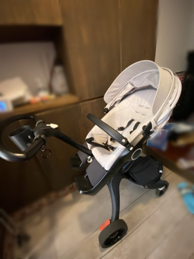 ストッケのベビーカー　レイン、マグカップ置き付き