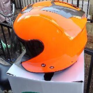 オレンジヘルメットの画像