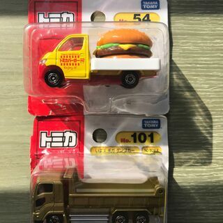 新品　開封済　トミカ　２台　いすゞギガダンプカー　トヨタタウンエ...