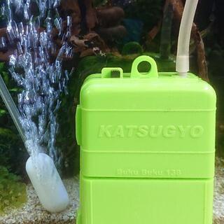 携帯用エアポンプ🎣 (中古品)釣りに、活魚輸送に携帯用乾電池式エ...