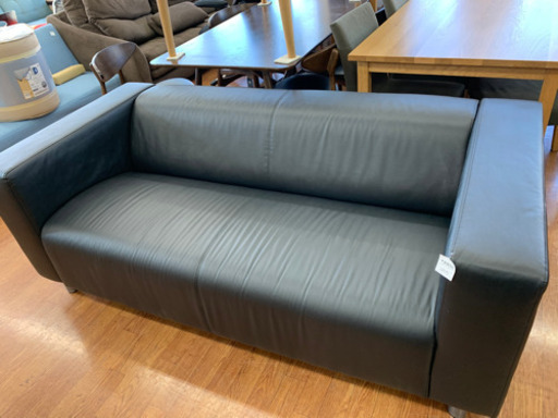 IKEAの大きめの2人掛けソファです！