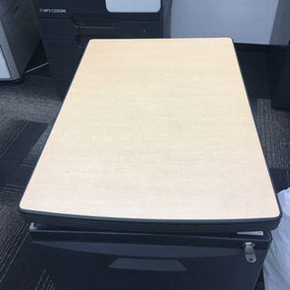 値美品イトーキ　ITOKI キャビネット　鍵なし　開け閉めはできます。キャスター付の画像