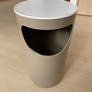 サイドテーブルにもなるゴミ箱の画像