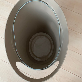 サイドテーブルにもなるゴミ箱の画像