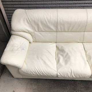 無料でお譲りします　三人がけソファ　ベージュの画像