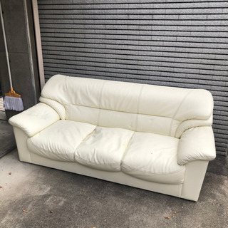 無料でお譲りします　三人がけソファ　ベージュ
