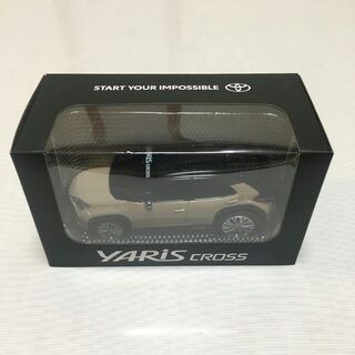 ヤリスクロス　プルバックカー　（ベージュ・ブラックマイカ）