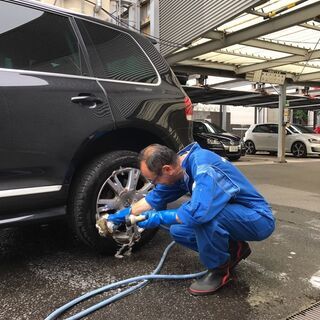 輸入車ディーラー販売店の洗車・誘導・回送のスタッフを募集していま...