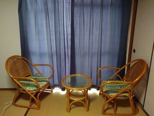 藤家具のテーブルセットです。