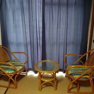 藤家具のテーブルセットです。