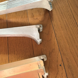 ショーケースのホルダーガラス棚板を支える金具ステンレス三角柱の画像