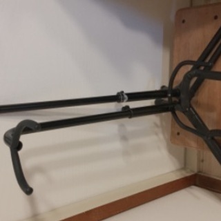アンプ、ギタースタンド、ギターベルトのセットの画像