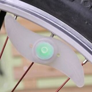 新感覚！新品!  通勤 通学 お買い物に ラストワン!  自転車ホイールライト スポークライト グリーン２個 自転車ホイールライト キラキラ おしゃれ 目立つ！ きれい  輝く 夜の自転車に! 安全 安心 夜間走行 超爽快 超最適の画像