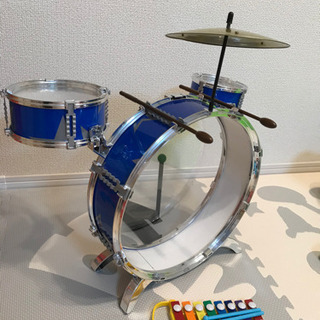 ドラムセットと鉄琴