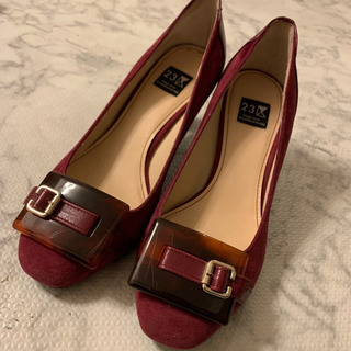 23区のバックル付きパンプス 赤