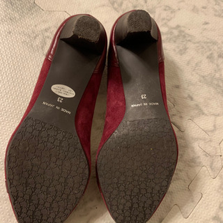 23区のバックル付きパンプス 赤の画像