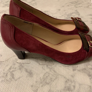 23区のバックル付きパンプス 赤の画像