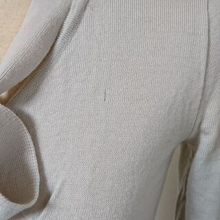 ベージュのセーター  サイズMの画像