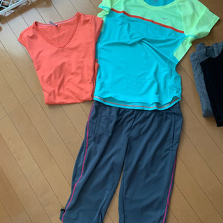 受け渡し者決まりました　ジョギングTとパンツ、セーター２着