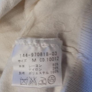 袖がレース、肩にリボンがついたカットソーの画像