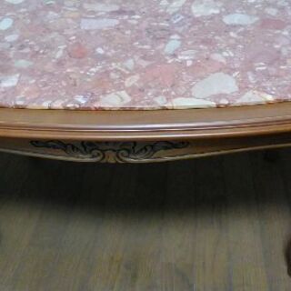 テーブルと花瓶の画像