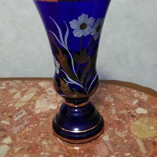 テーブルと花瓶の画像