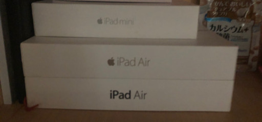 IPAD 箱　と　IPHONE 8 RED FREE SIM