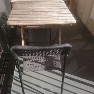 IKEAの椅子2脚とテーブル