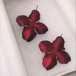 H&M ピアスお花　レッドの画像