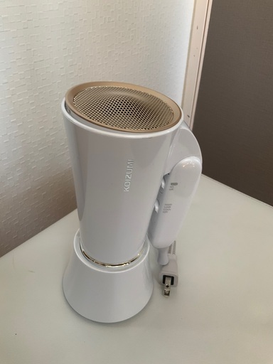 棚に立てかけられます台座セット付きドライヤー