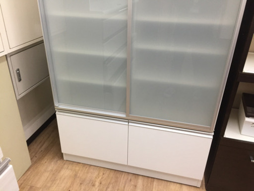 長のスライド扉食器棚です！