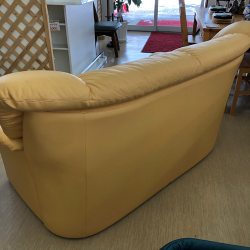 マルニ家具☆本革☆二人掛けソファ☆中古品☆お部屋を明るくしてくれそうなカラーです?