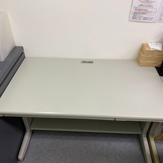 オフィス移転に伴うビジネステーブル等（テーブル、外付け引き出し）
