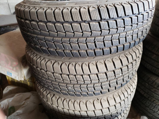 美品タイヤ　スタッドレス　ハイエース　195-80R15