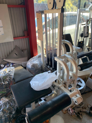 レッグカール　トレーニング機器