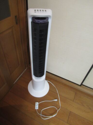 世田谷区近辺配送可能　アイリスオーヤマ WEN100W ホワイト タワーファン　リモコン付　左右首振り