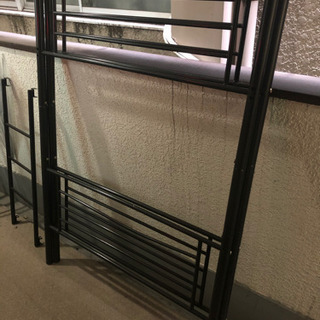 無料　黒いパイプの2段ベッド