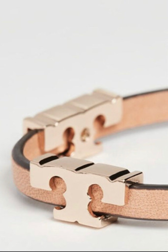 【新品】トリーバーチ ブレスレット Serif-t ロゴ レザー調 ベージュ