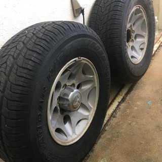 無料です。パジェロ純正タイヤホイル2本のみです。