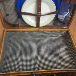 バスケット入りプラ皿スプーン＆フォークナイフセットの画像
