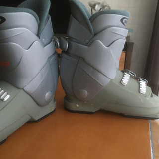 女性用スキーブーツの画像