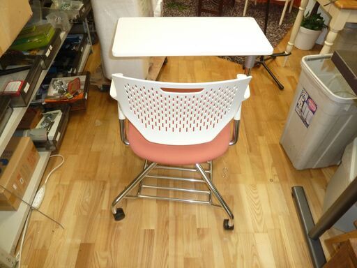 値下げしました☆k122☆ミーティングチェア☆テーブル付き☆オカムラ☆ピンク☆近隣配達、設置可能