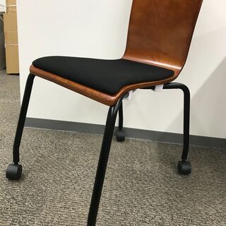 キャスター付き木製チェア