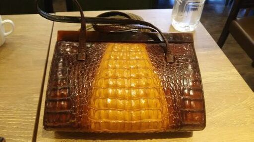 年代物のワニ皮バック