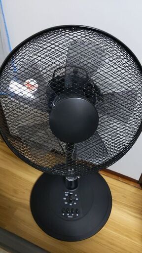美品です。黒い置き型扇風機