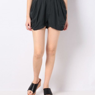 新品未使用　THE EMPORIUM　ウエスト合成皮革コクーンショートパンツ　ブラックの画像