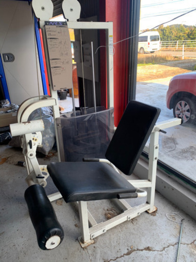 レッグエクステンション　トレーニング機器